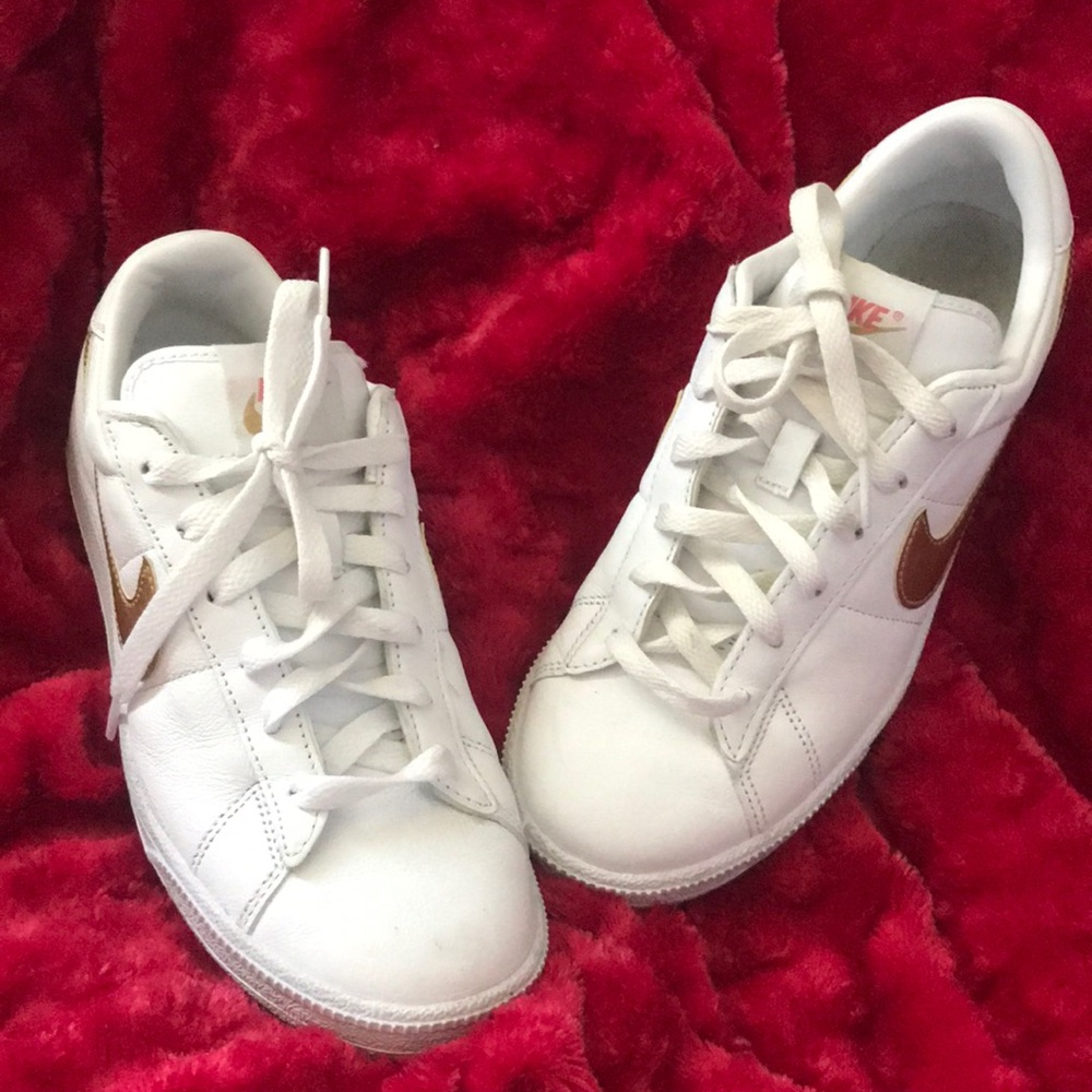 Women’s Nike court royale!